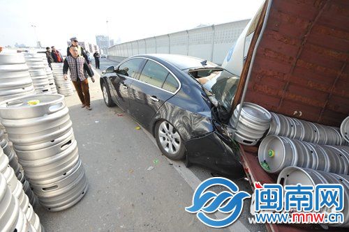 貨車壓住小車尾部