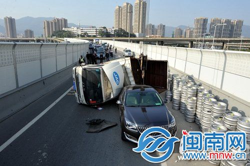 車禍堵癱該路段，后面車輛排起長(zhǎng)龍