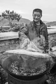 阴以富在熏制老鼠干。