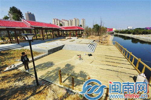 临水栈道和木桥正在紧张修建中