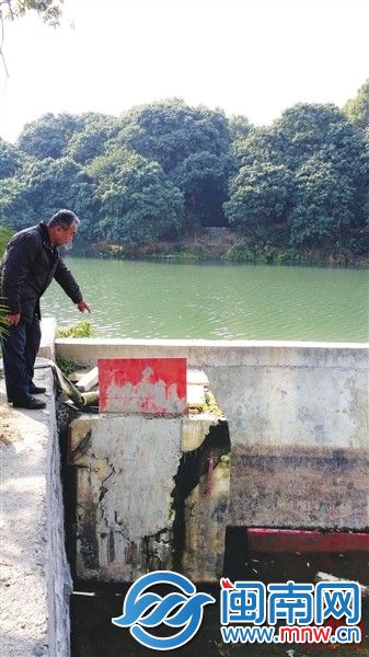 老黄说，因蓄水标高不够，现在临时用抽水泵抽水