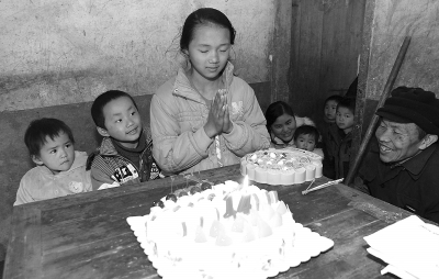 面对生日蛋糕，小红默默许下心愿。