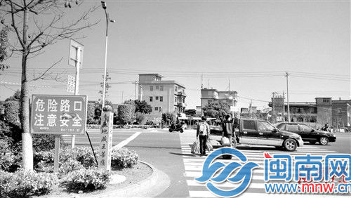 无红绿灯，学生过马路险象环生
