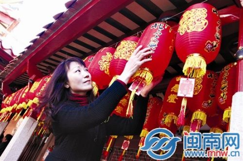 众多市民赶来挂灯许愿