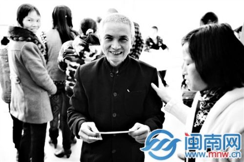 领回工资，工人笑得很开心