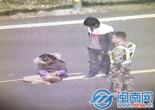 任性女盘坐高速车流中