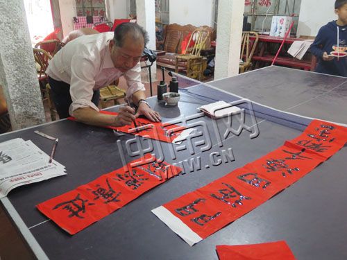 退休教师杨顺进手写白眉春联