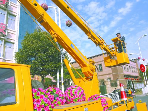 八百只空中花篮扮靓石狮