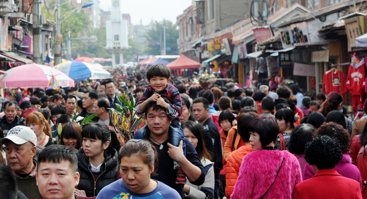 昨天泉州市區(qū)的勤佛日上，一男孩坐在爸爸肩上