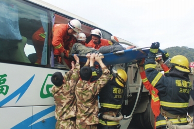 被困司机从窗户被救出