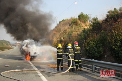 一辆皮卡车的整个车身被大火包围，现场浓烟滚滚。