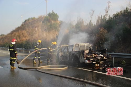 三明一宁化返乡途中皮卡车起火