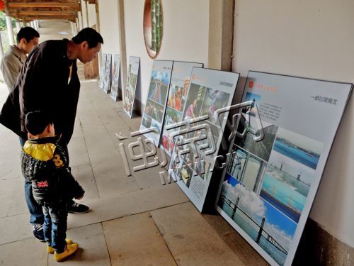摄影展正在布展，已吸引市民驻足