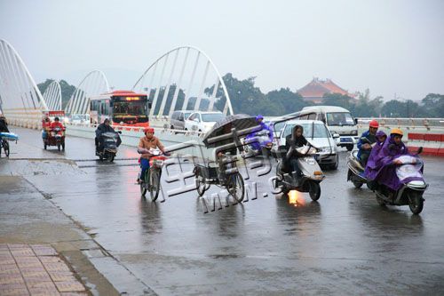 雨水来袭，路人用各种方式遮雨