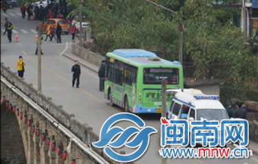 父子倆出門買年貨被公交撞上(網(wǎng)友供圖)