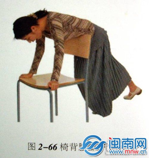 2連續(xù)彎腰擠壓腹部開展自救