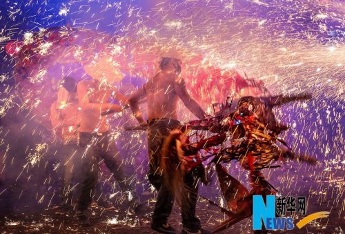 《璀璨烟花》获2012第六届全国金色建材摄影大赛优秀奖。