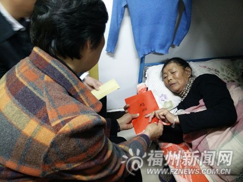 市總工會領(lǐng)導(dǎo)將慰問金送到馬大姐手中