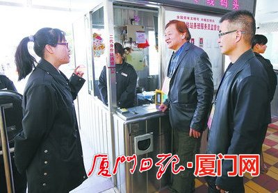 市民评代表在鼓浪屿码头了解便民举措。