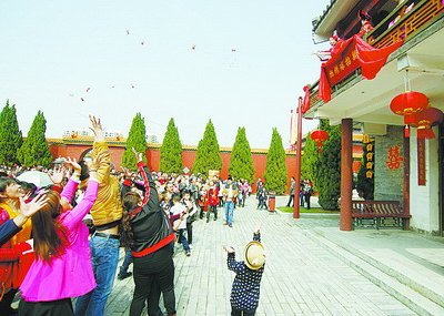 昨天，同安影视城举行活动，模拟抛绣球招亲，城楼上正在抛洒甜蜜的糖果。（郑建平 摄）