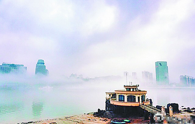 网友拍下的厦门海边雾中美景。