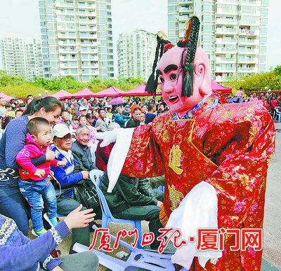 电音三太子走下舞台与现场观众互动。（本组图片 记者 姚凡 摄）