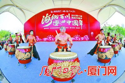 精彩的龙王鼓表演很吸引眼球。