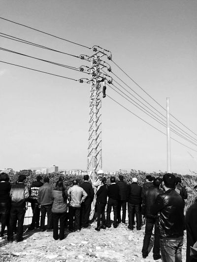 一名13岁少年悬挂在高压铁塔上