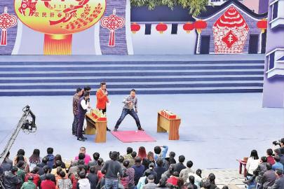 1月26日，中央七套录制农民新春联欢会上，蒋振寰、林高优与明星互动表演绝活。（图片资料）