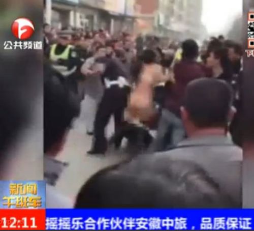 少妇醉驾被查 当众脱裤与民警厮打成一团