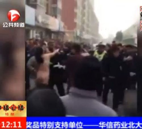 少妇醉驾被查 当众脱裤与民警厮打成一团