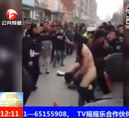 少妇醉驾被查 当众脱裤与民警厮打成一团