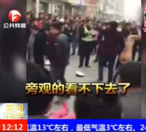 少妇醉驾被查 当众脱裤与民警厮打成一团