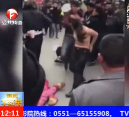 少妇醉驾被查 当众脱裤与民警厮打成一团