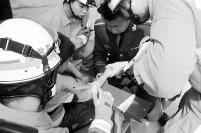 一名男孩的手被紧紧铐住