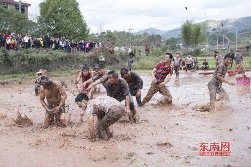 村民个个都成“泥人”