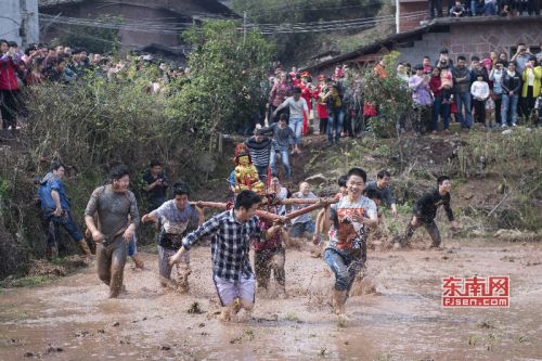 三明宁化县闹新春之“泥巴战”