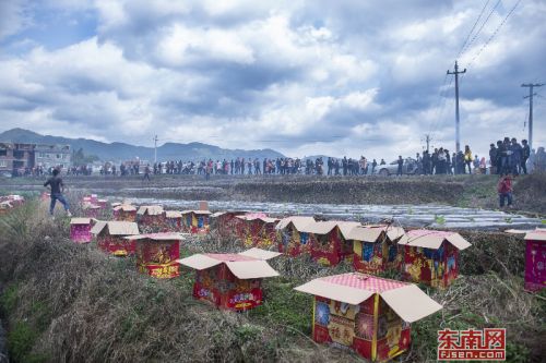 村民放鞭炮、焰火助兴。