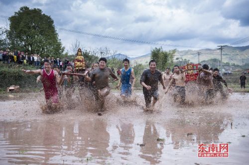 村民个个成“泥人”