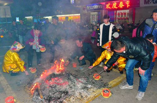 羊年喜洋洋大人小孩争相跳火群3