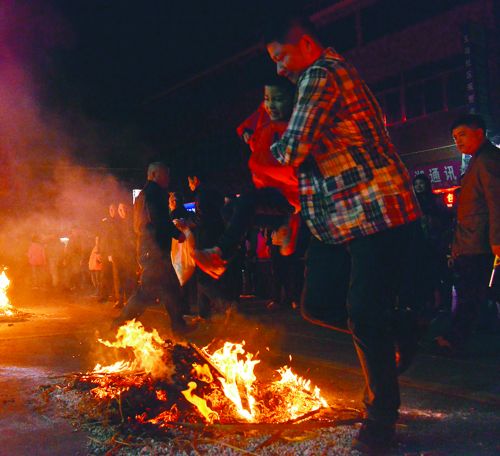 羊年喜洋洋大人小孩争相跳火群1