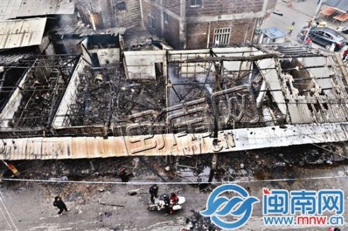 一排6间店面被烧毁