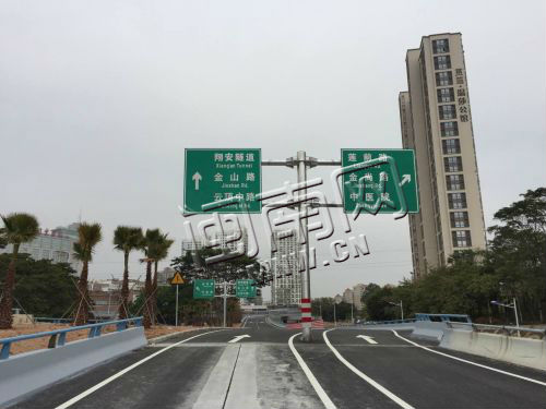 桥面上匝道多，驾驶员转换道需细看