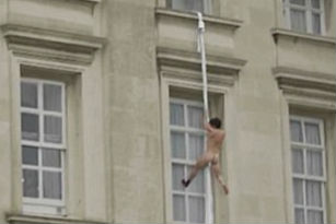 英國一裸男用床單從白金漢宮爬出全程實拍組圖 遭路人圍觀