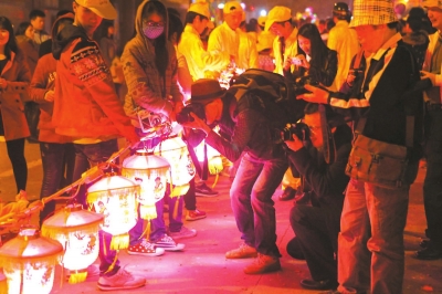 万人共赏英都“拔拔灯”家家户户祈福到家门