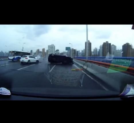 上海发生车祸 多名男子车内喊&ldquo;快拍呀&rdquo;被指责