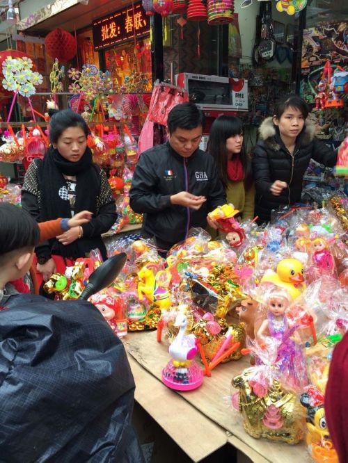 元宵节还未到市民已忙着买灯笼