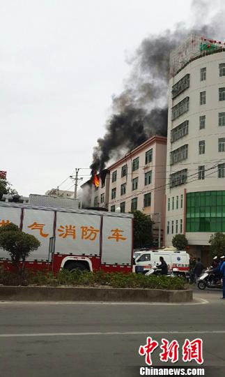 1日上午，广东汕头市澄海区一间小型工厂发生火灾，滚滚黑烟几公里外都能看到。　吴宪　摄
