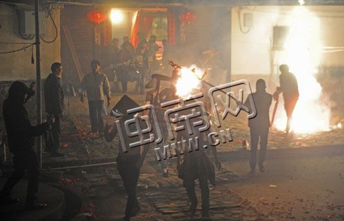 小伙子们抬轿沿街小跑,又称“走火把”