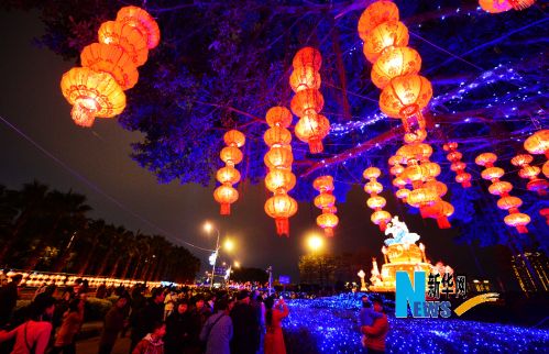 3月1日，众多游客在2015年福州市元宵灯会现场赏灯。